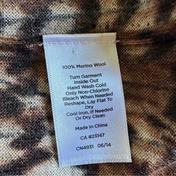 Talbots Petite Medium MP Merino Wool Cardigan Sweater Feather Animal Print Brown - Picture 5 of 5